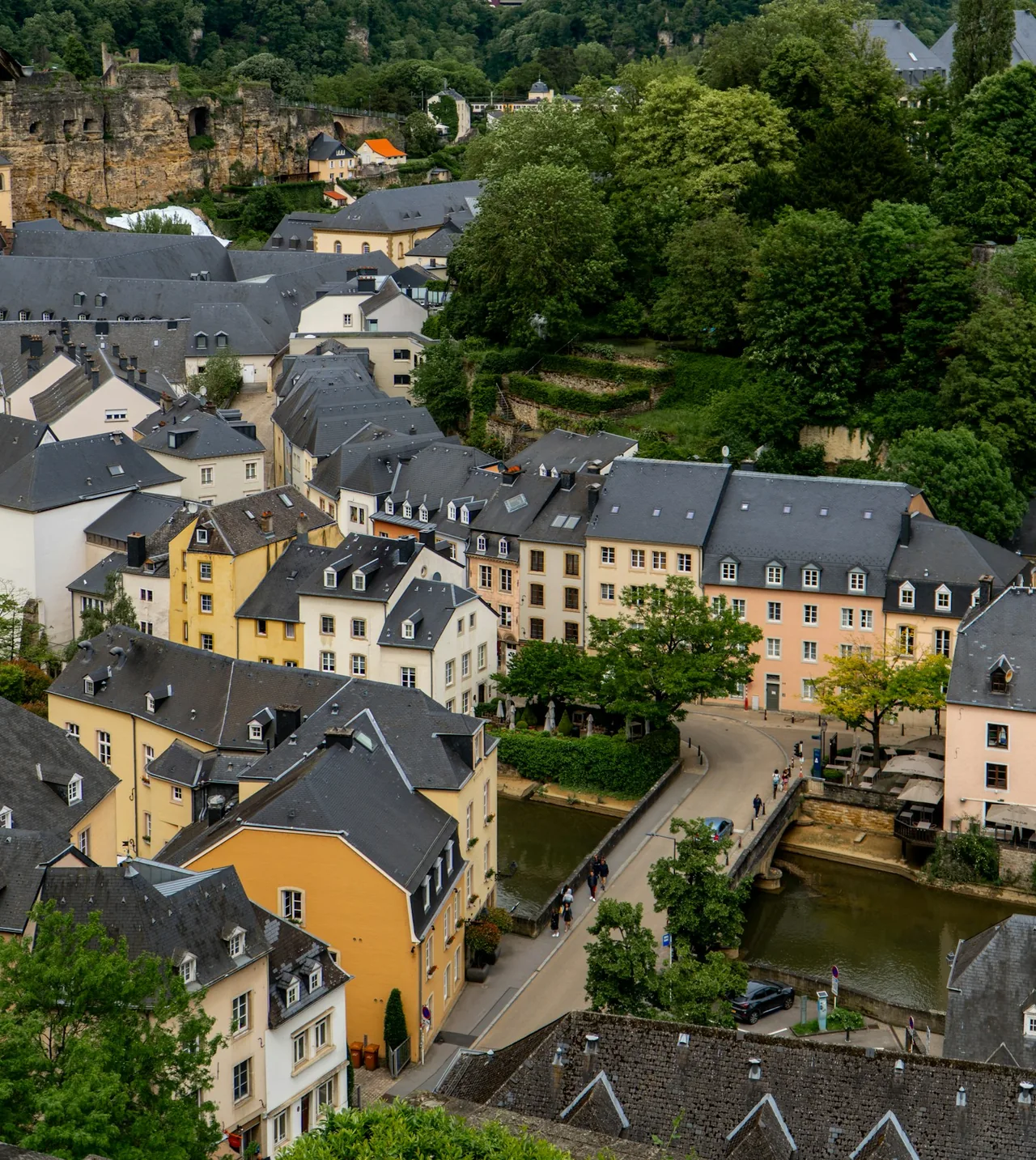 Toits et façades du Grund, à Luxembourg.
