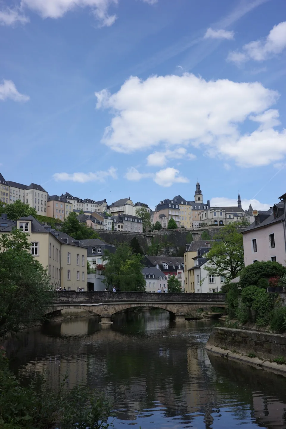 Une rivière entre les maisons d'un quartier de Luxembourg.